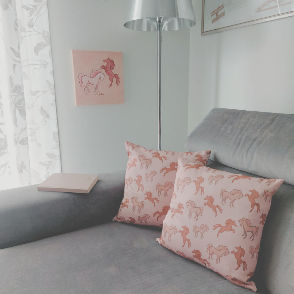 il mio divano con il quadro di cavalli di vetro di murano che poi ho fatto diventare un pattern design tessile su un cuscino di arredamento
